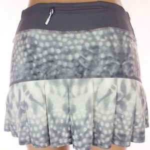 Lululemon Tennis Skirt ~ Gray & White ~ Rare design!  Size 6🎾
